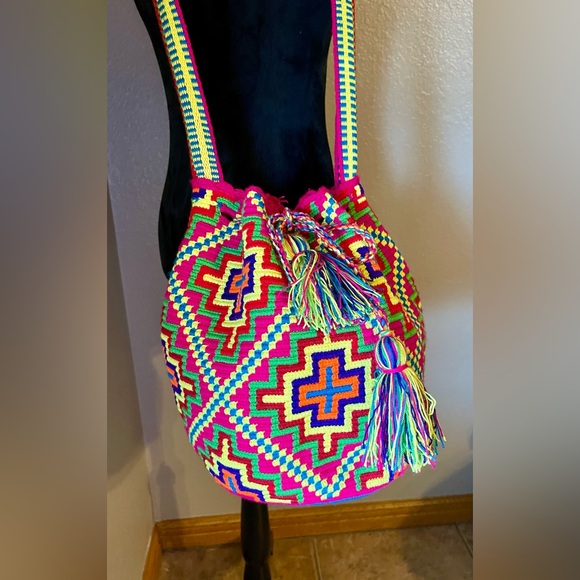 Authentic handwoven Colombian Mochila made by the Wayuu tribe in La Guajira. - Picture 3 of 7